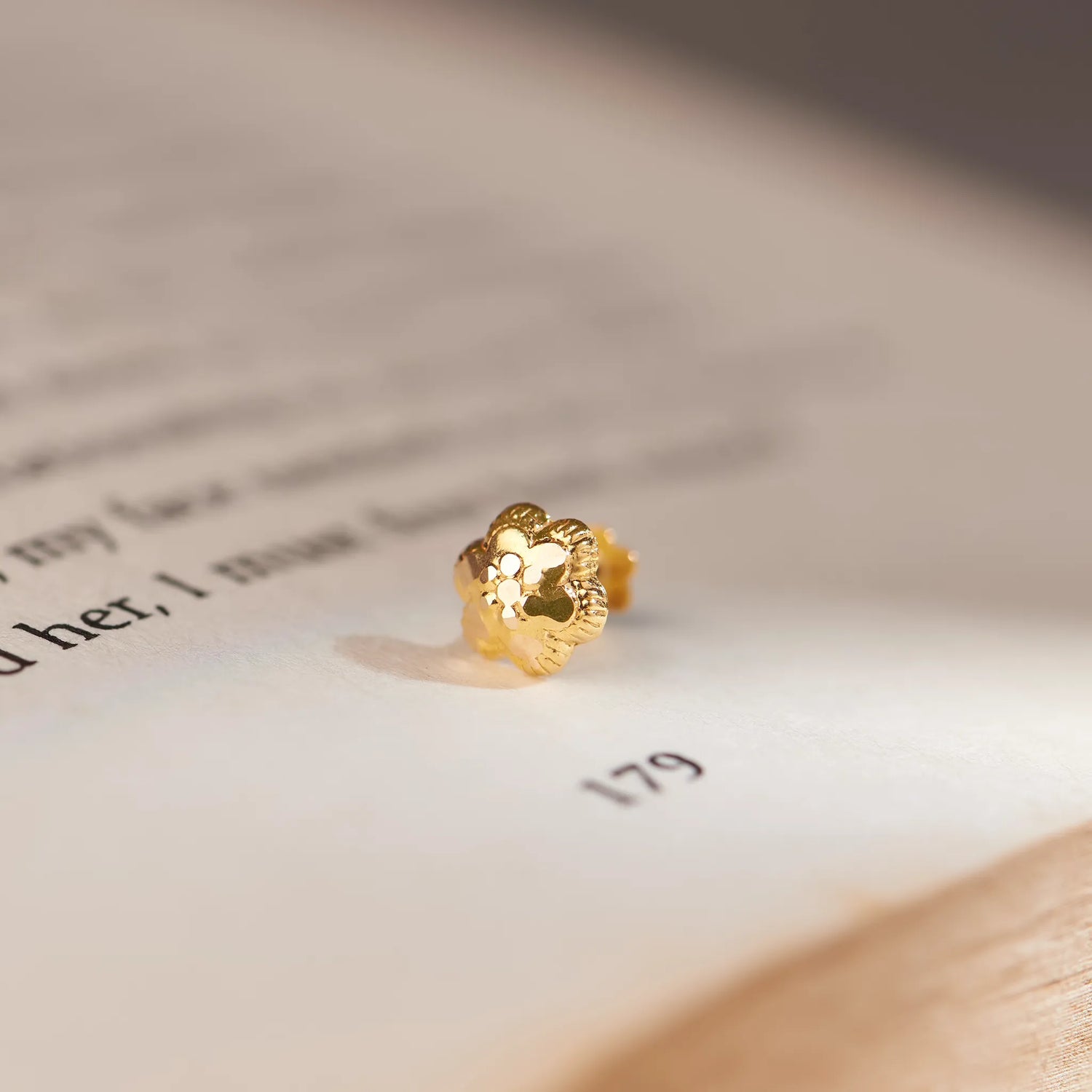 Floral Crest Gold Nose Pin – Simple 18K Nose Pin Gold Design for Women